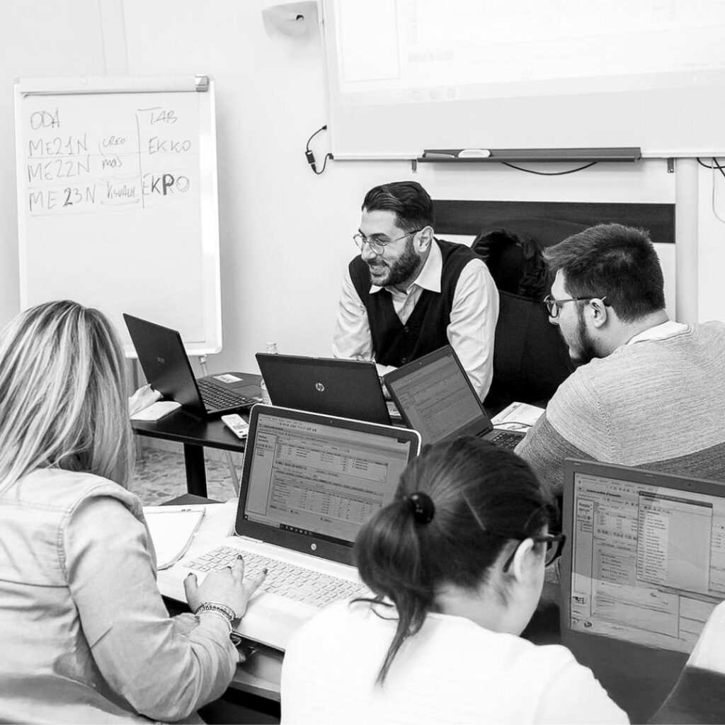 Mattia Della Rossa tiene un corso SAP a un gruppo di studenti con computer portatili durante una sessione formativa Gauss Jordan