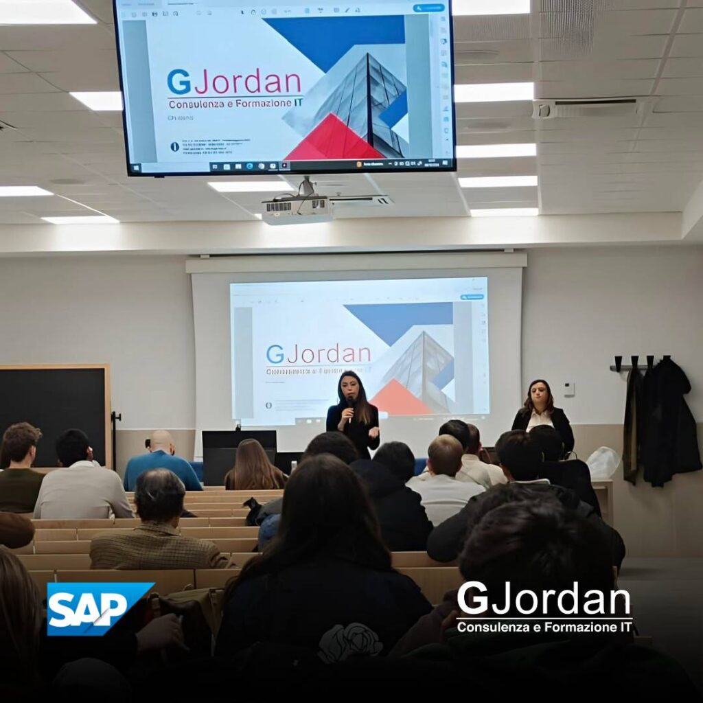 Un formatore Gauss Jordan spiega concetti SAP a un gruppo di studenti in aula, durante un corso professionale.