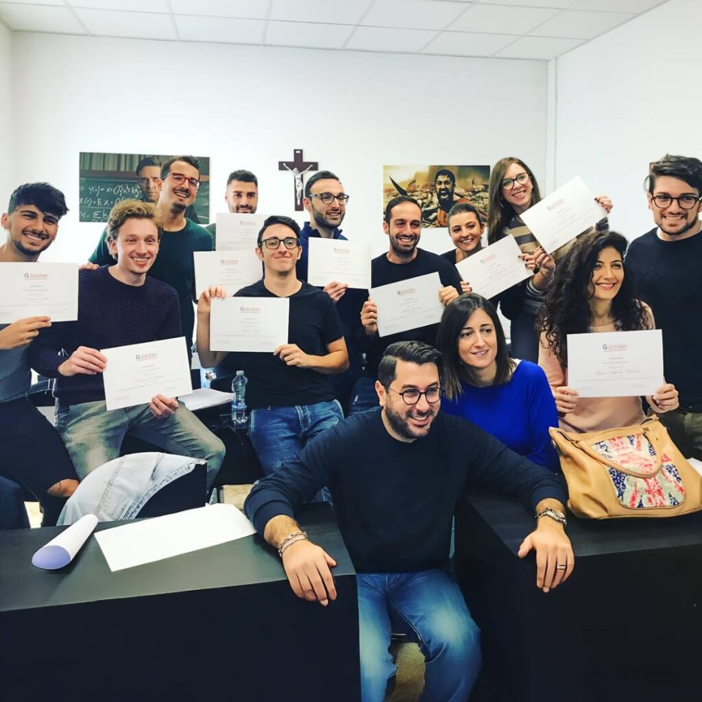 Mattia Della Rossa che parla in aula davanti agli studenti, durante un corso di formazione SAP